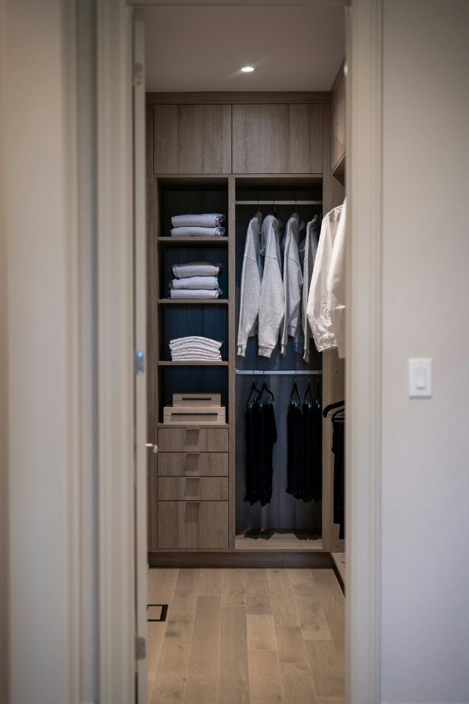 Walk-in wardrobe with wood grain finish